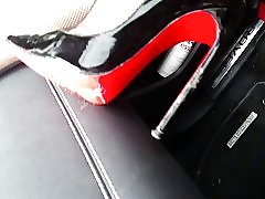 Lamer mis tacones limpios! puta en el coche leatheramp; louboutin talones