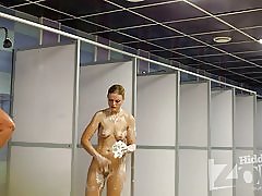 Rubia con cuerpo perfecto toma una ducha.