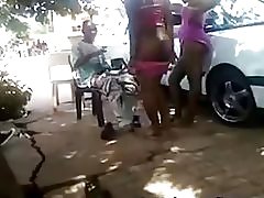 Lisa follando-putaria en la calle