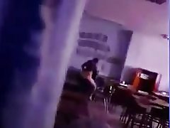Escondidas follando en el aula