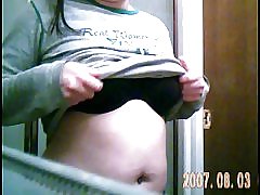 Cogen mujer jugando con tetas y pezones