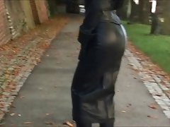 Señora de la falda de cuero negro ajustado