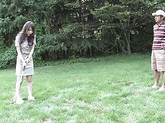 Ansioso por morena ama chupar pollas duras en el campo de golf