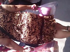 En el mercado:abuela culona en vestido