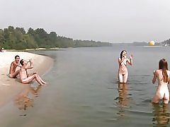 Adolescente de playa nudista joven