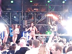 Desnuda en el escenario las chicas gogo en techno rave concierto 2