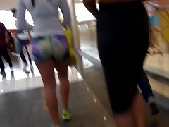 Tiro mierda caliente en centro comercial