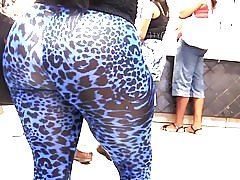 Culo de latina enorme OMG en polainas diseño